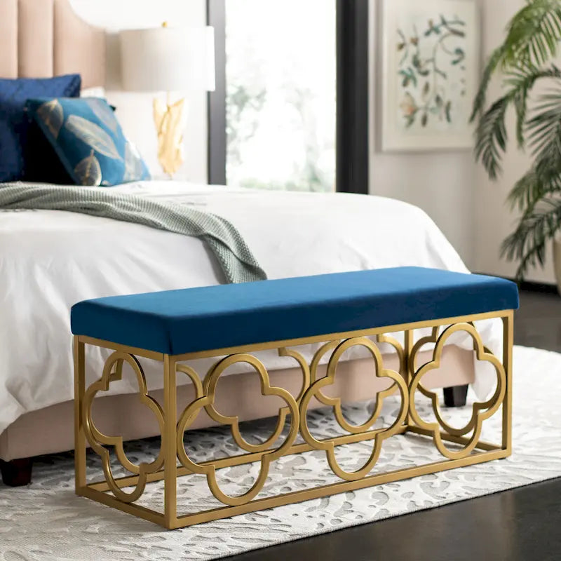 Banc rectangulaire en velours style marocain avec piètement doré à motifs quadrilobes