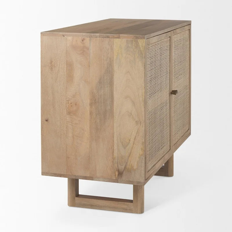Meuble d'appoint Grier en bois de manguier massif avec portes en cannage à croisillons et poignées en laiton brossé
