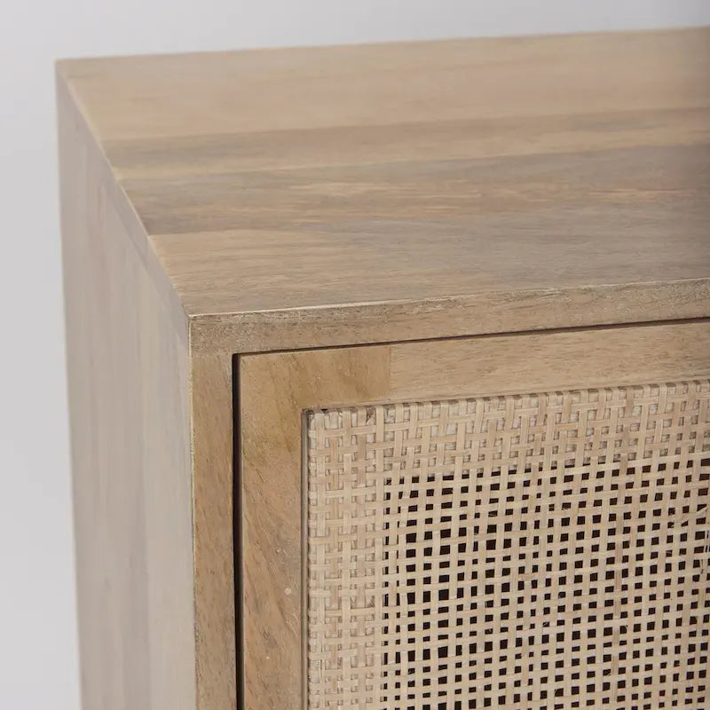 Meuble d'appoint Grier en bois de manguier massif avec portes en cannage à croisillons et poignées en laiton brossé