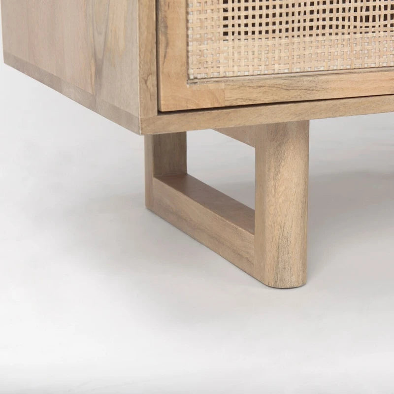 Meuble d'appoint Grier en bois de manguier massif avec portes en cannage à croisillons et poignées en laiton brossé