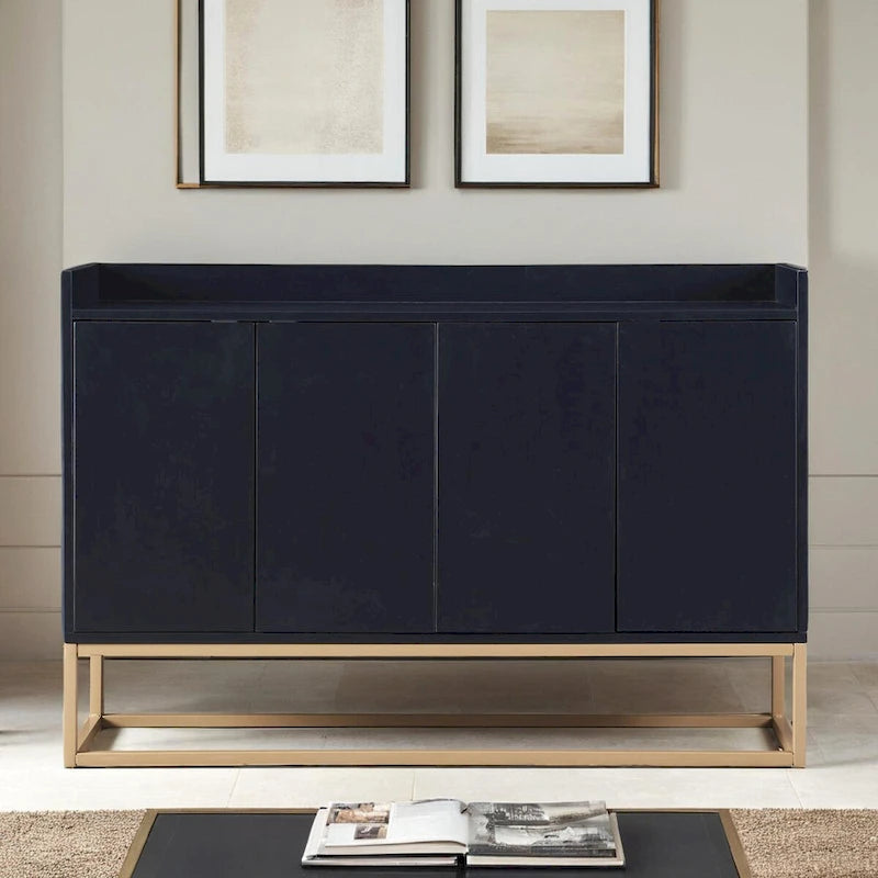 Buffet de 119 cm avec pieds dorés, système d'ouverture par pression, barrière de protection sur le plateau et 4 portes sans poignée