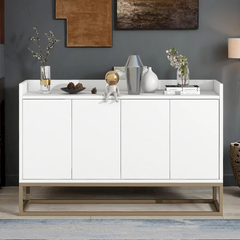 Buffet de 119 cm avec pieds dorés, système d'ouverture par pression, barrière de protection sur le plateau et 4 portes sans poignée